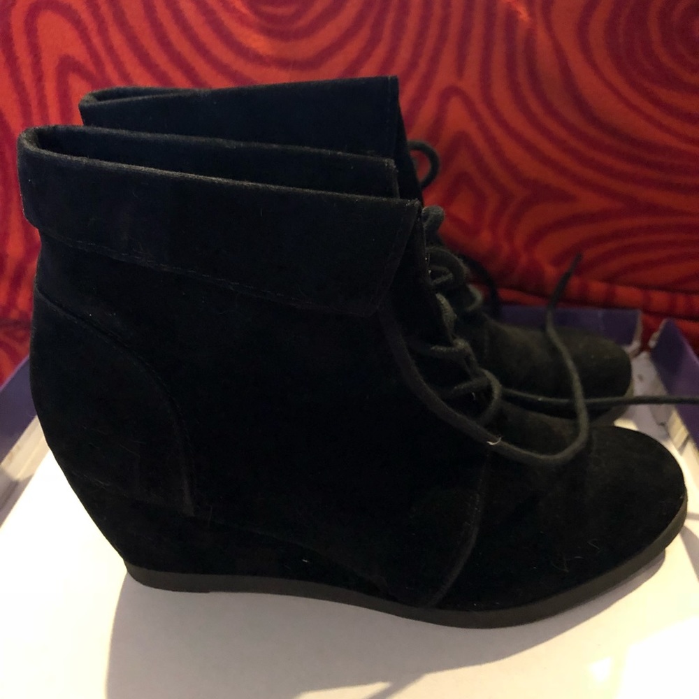Madden Girl Suede Wedge Boots (Black)